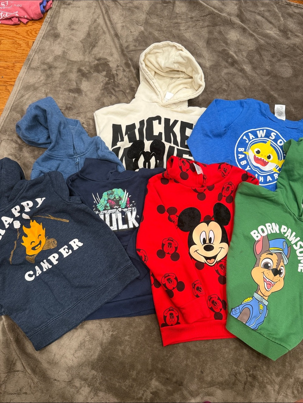 Bundle of 7 pullovers Hoodie with Allover designs.